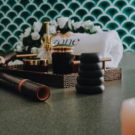 Doubletree By Hilton Fujairah City Екстер'єр фото A collection of makeup products