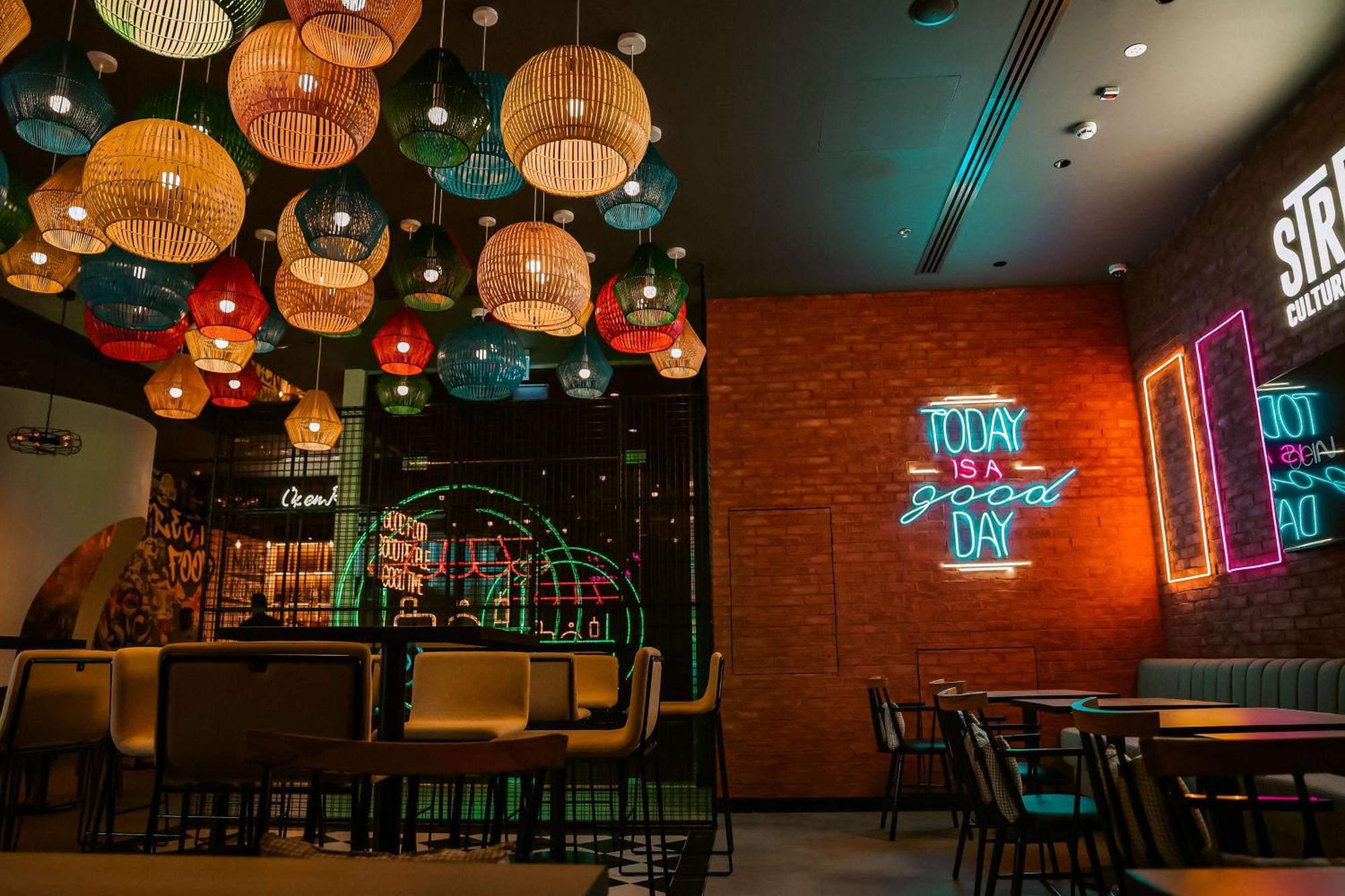 Doubletree By Hilton Fujairah City Екстер'єр фото Interior of a restaurant in Dubai
