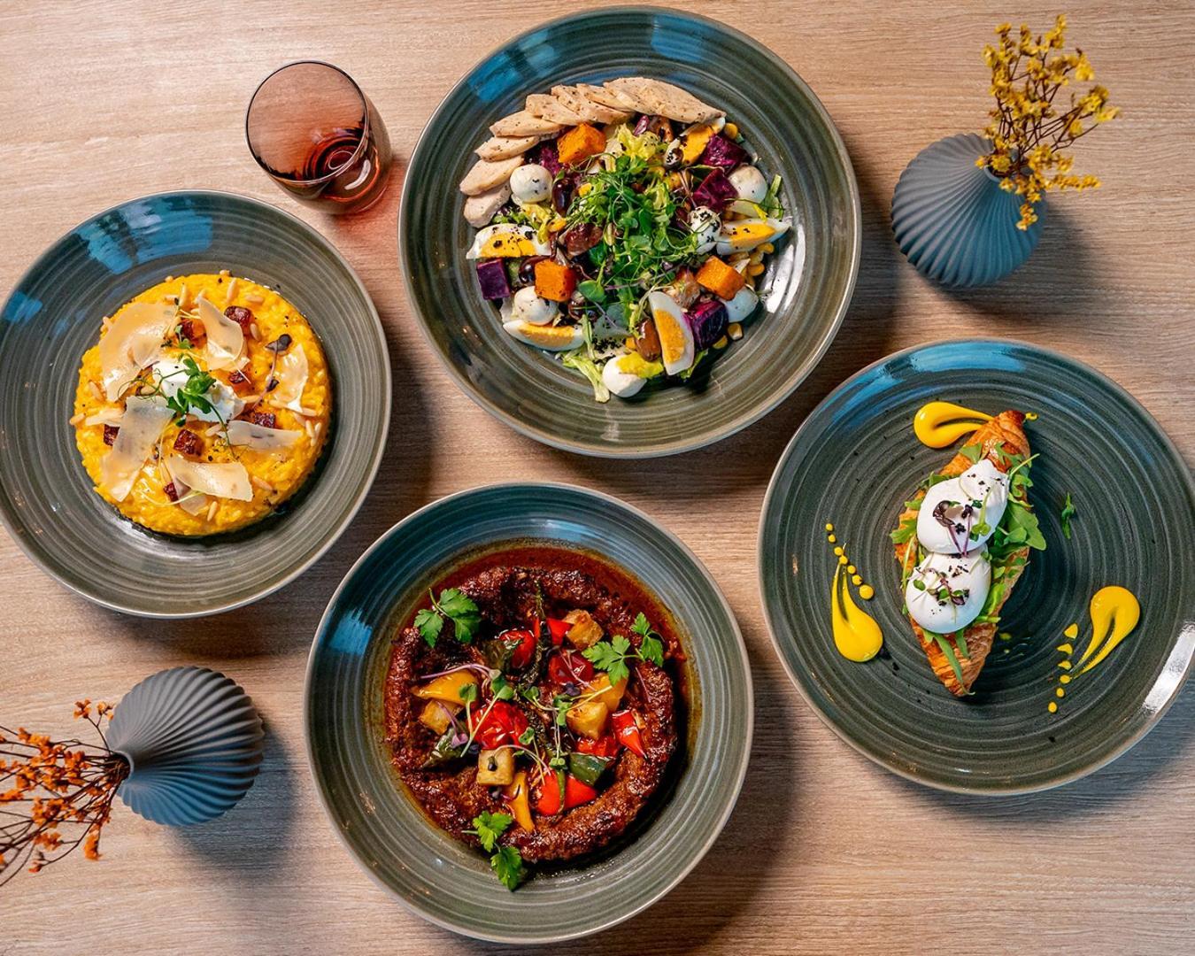 Doubletree By Hilton Fujairah City Екстер'єр фото Dishes at the restaurant