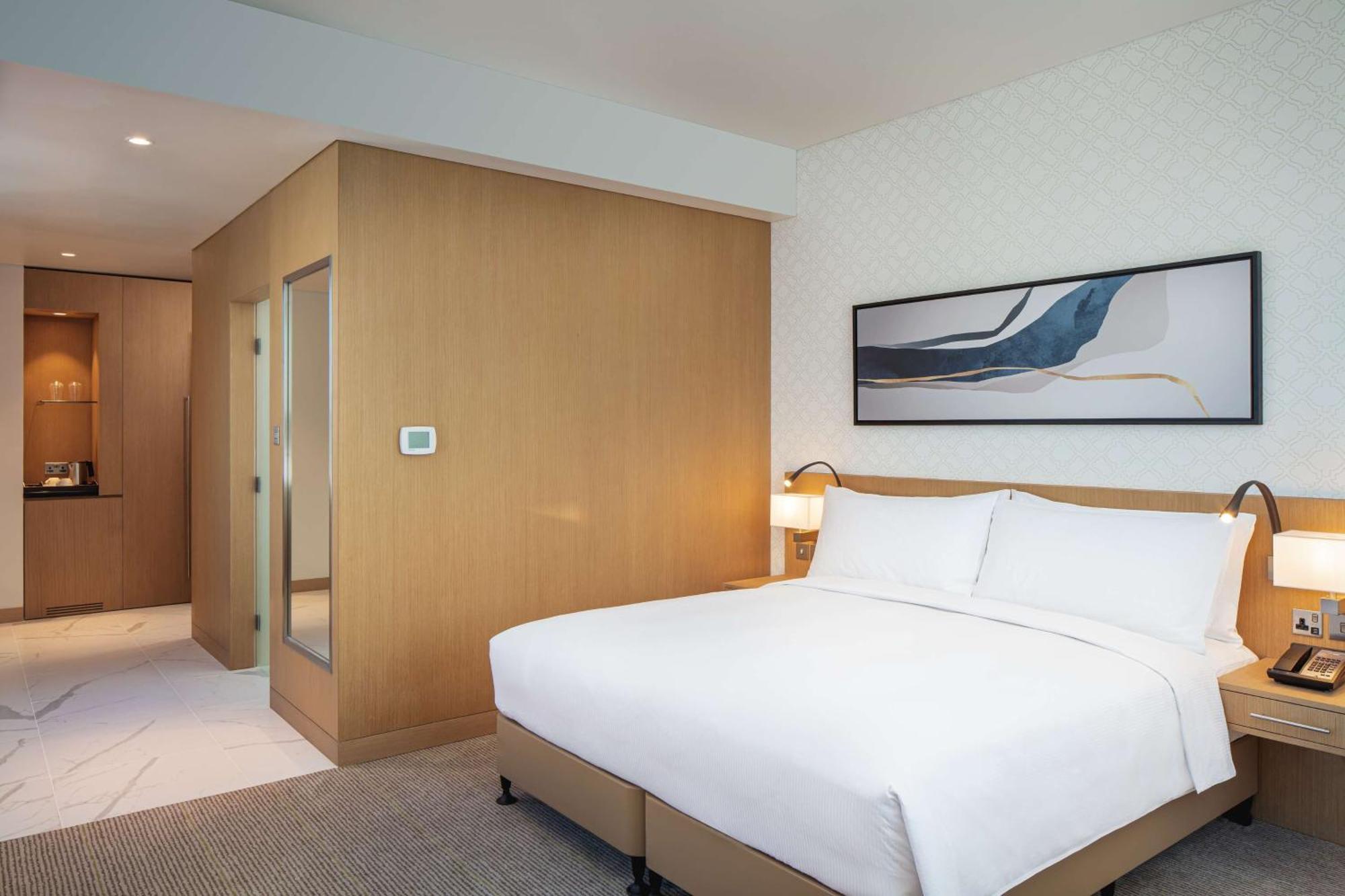 Doubletree By Hilton Fujairah City Екстер'єр фото A bedroom at the hotel