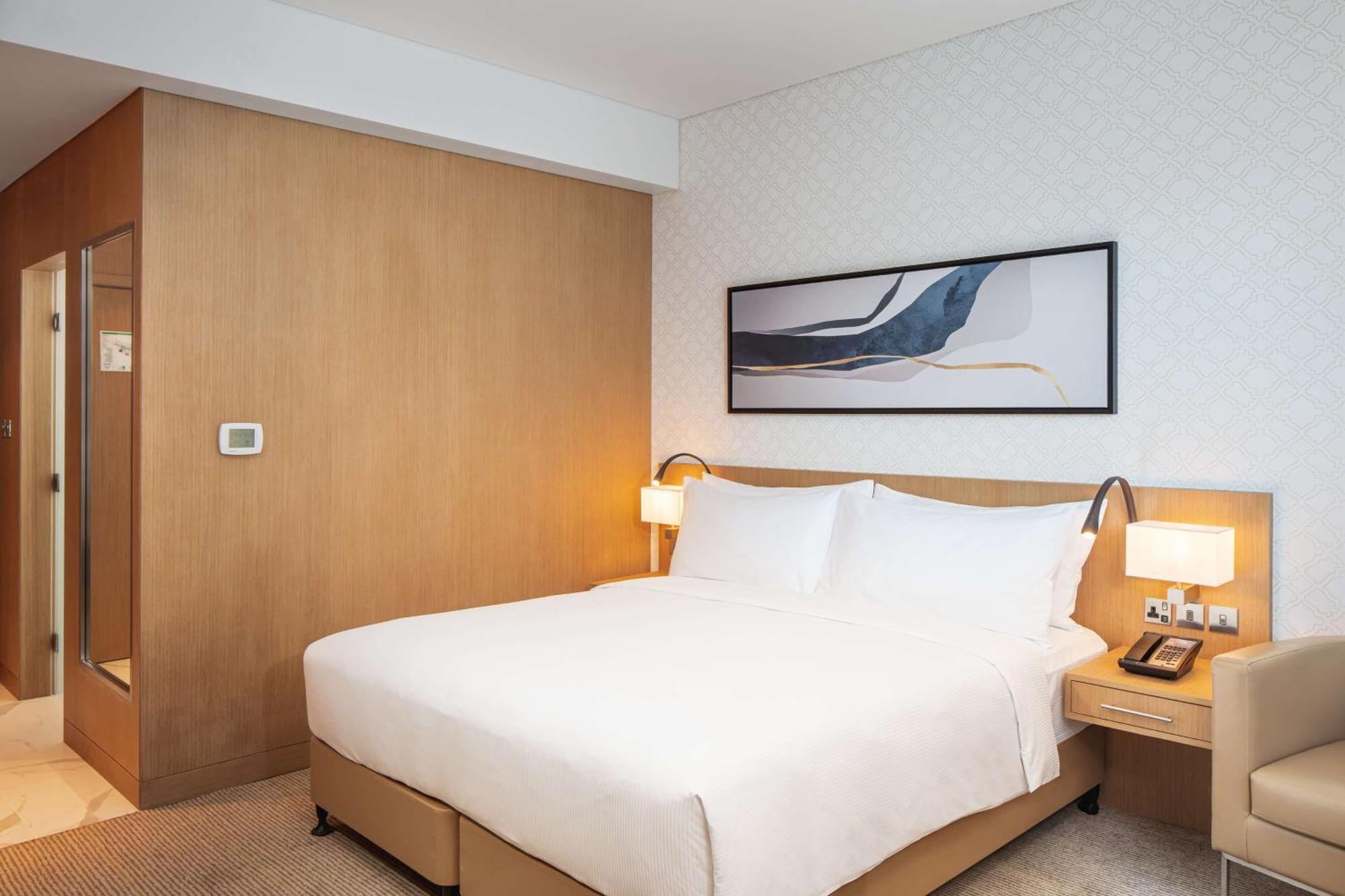 Doubletree By Hilton Fujairah City Екстер'єр фото A room at the hotel