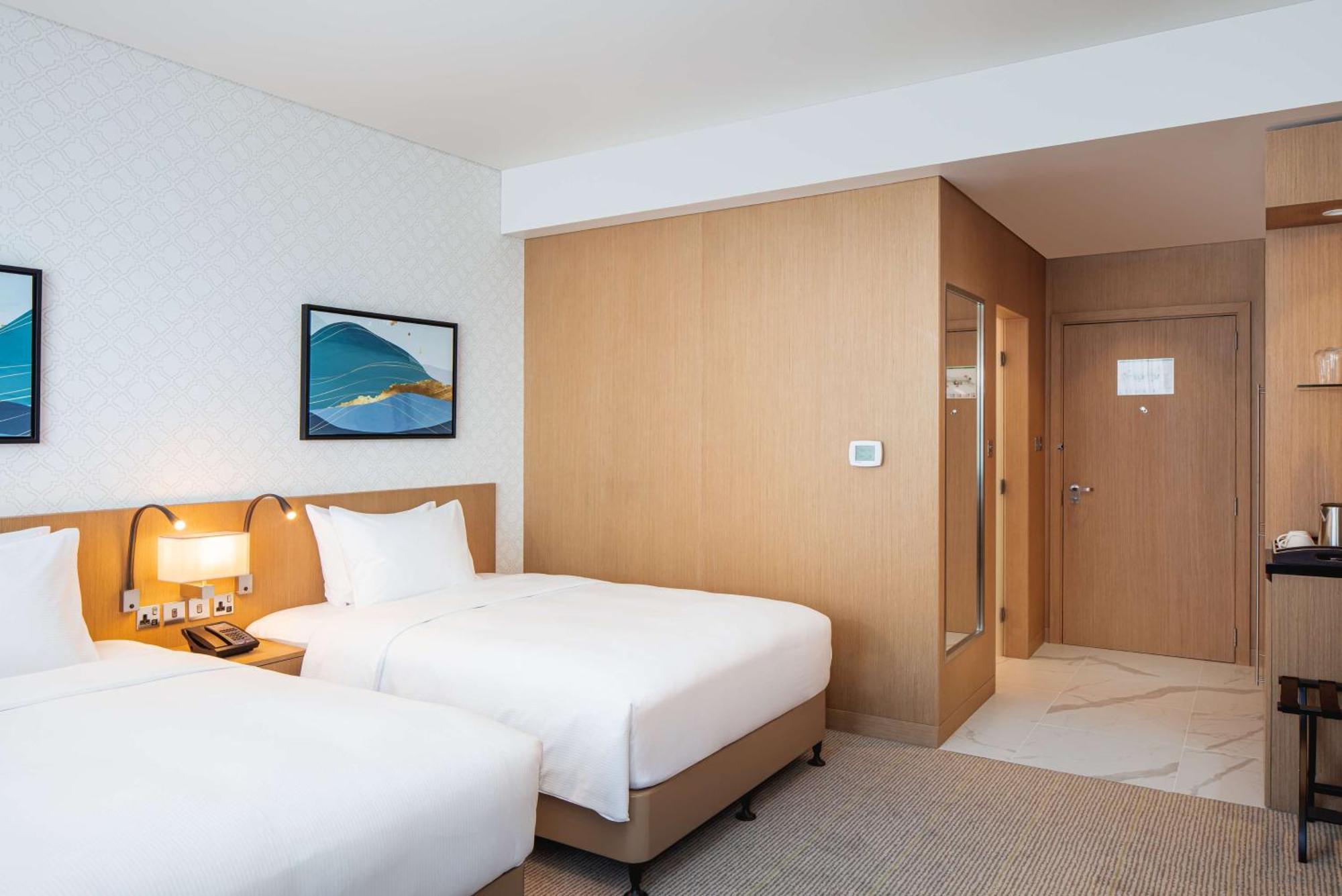 Doubletree By Hilton Fujairah City Екстер'єр фото A room at the hotel