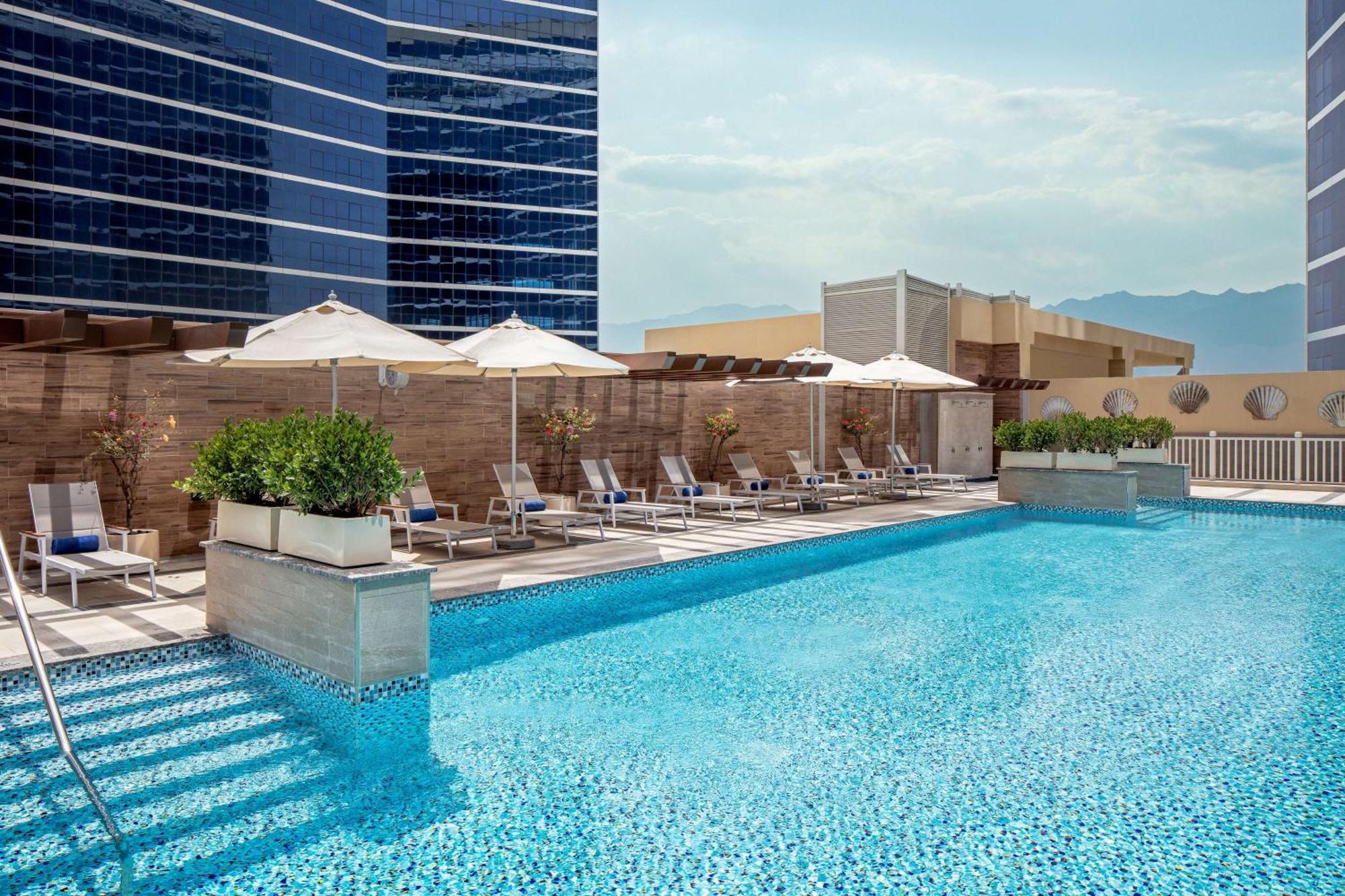 Doubletree By Hilton Fujairah City Екстер'єр фото The swimming pool at the hotel